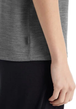 Drayden Reversible SS Top - Women's|-|icebreaker Women's Merino Drayden Reversible Short Sleeve T-Shirt -Icebreaker ICE 0A56ES 7E 7EDetail1 20Metro 20Heather