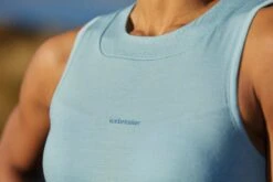 Icebreaker ZoneKnit™ Cropped Bra Tank - Women's|-|Camisole à Soutien-gorge Court De ZoneKnit™ - Femme -Icebreaker ICE 0A56FC 7E 7ELifestyle1 20Haze cc7d5e8e 3abe 4f2d b6b9 f16bbd1806fc