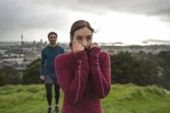 Icebreaker Quantum II Long Sleeve Zip Hood - Women's|-|Chandail à Manches Longues Et Capuchon Quantum II Zip - Femme -Icebreaker ICE 105041 7E 7ELifestyle2 20Redwood