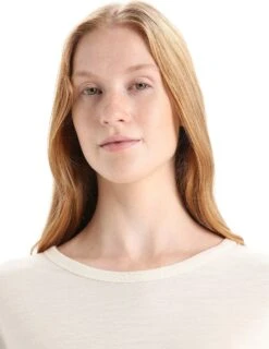 Icebreaker Granary SS Tee - Women's|-|T-shirt à Manches Courtes Granary - Femme 28 Icebreaker Granary SS Tee - Women's|-|T-shirt à Manches Courtes Granary - Femme -Icebreaker ICE IB0A56EM 7E 7EDetail1 20Chalk