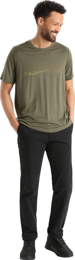 Icebreaker Tech Lite II Ski Stripes Merino Short Sleeve T-Shirt - Men's|-|T-shirt à Manches Courtes En Laine Mérinos Ski Stripes Tech Lite II - Homme 33 Icebreaker Tech Lite II Ski Stripes Merino Short Sleeve T-Shirt - Men's|-|T-shirt à Manches Courtes En Laine Mérinos Ski Stripes Tech Lite II - Homme -Icebreaker ICE IB0A56M 7E 7EStandard 20Outfit 20Loden
