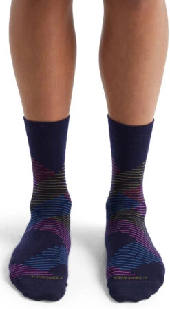 Icebreaker Lifestyle Fine Gauge Dashes Crew Socks - Women's|-|Bas Lifestyle Fine Gauge Dashes Crew - Femme -Icebreaker ICE IB105304 7E 7EFront 20Midnight 20Navy 20 20Grape 20 20Cosmic