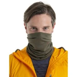 Icebreaker Flexi Chute Multi Functional Cloth - Loden 10 Icebreaker Flexi Chute Multi Functional Cloth - Loden -Icebreaker icebreaker flexi chute multi functional cloth loden model 2 1498720