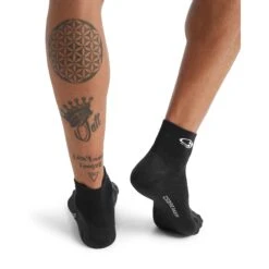 Icebreaker Run+ Ultralight Mini Socks Men - Black/Snow -Icebreaker icebreaker mens run plus ultralight mini socks black snow 3 1143961
