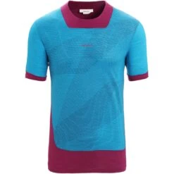 Icebreaker ZoneKnit™ GEODETIC Short Sleeve Tee Men - Geo Blue/Go Berry/AOP 11 Icebreaker ZoneKnit™ GEODETIC Short Sleeve Tee Men - Geo Blue/Go Berry/AOP -Icebreaker icebreaker mens zoneknit geodetic short sleeve tee geo blue go berry aop 1 1383457
