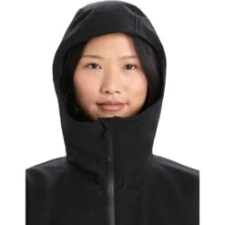 Icebreaker Shell+™ Hooded Jacket Women - Black -Icebreaker icebreaker womens shell plus hooded jacket black 5 1270841